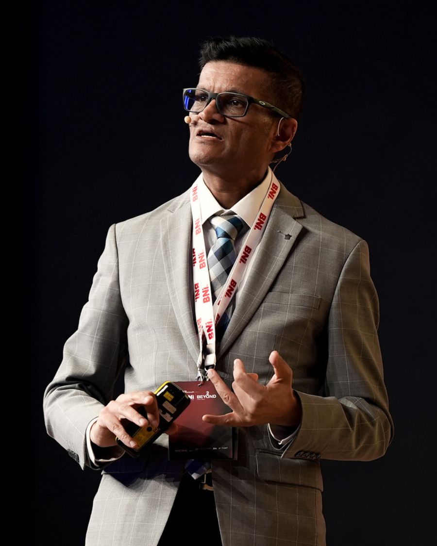 Neeraj Shah speaking on stage at the BNI Expo, Dubai